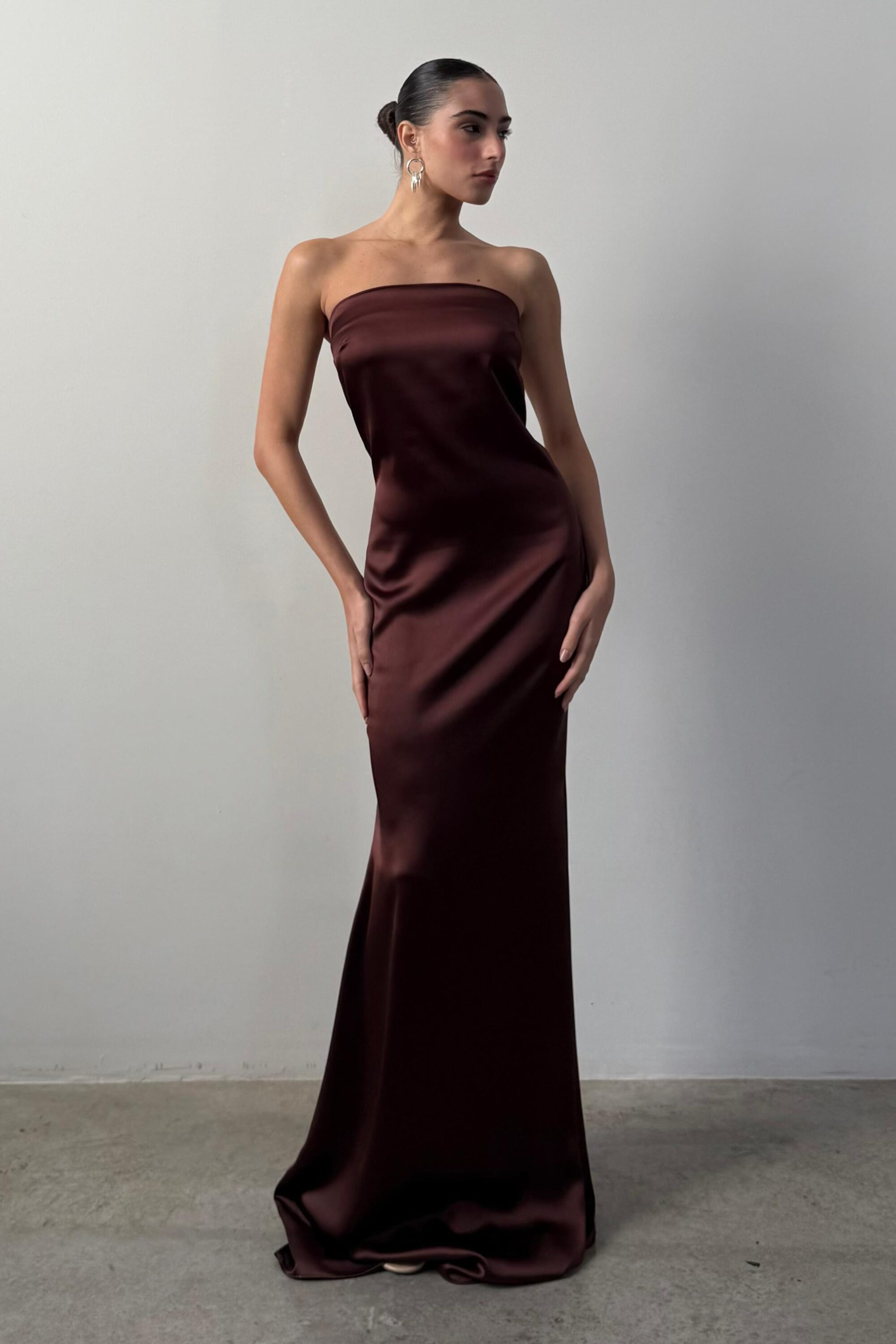 Vestido Tomara que Caia Cetim Café - SOL BRAND X THAISE JURIATTI - Image 2